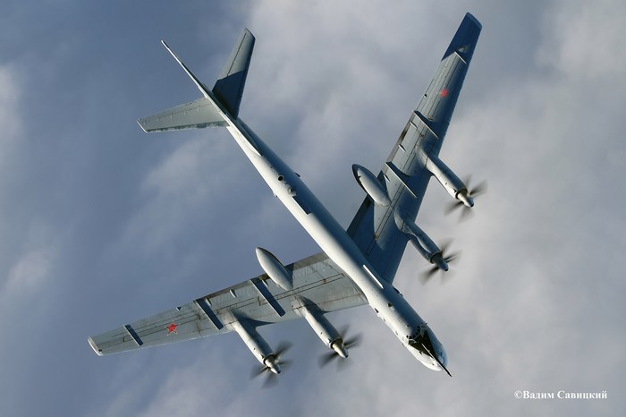 Tupolev Tu-95 bay trên bầu trời